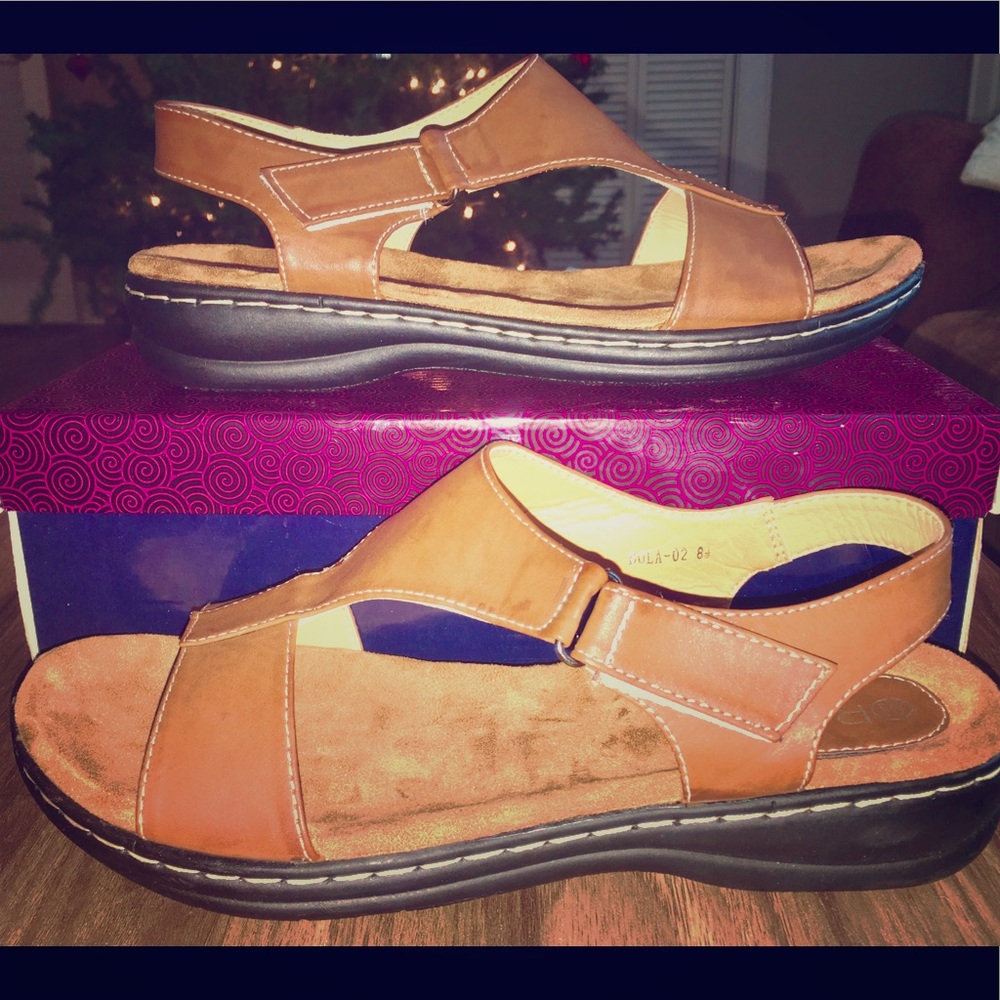 Tan sandals SZ 8.5 NEW!!